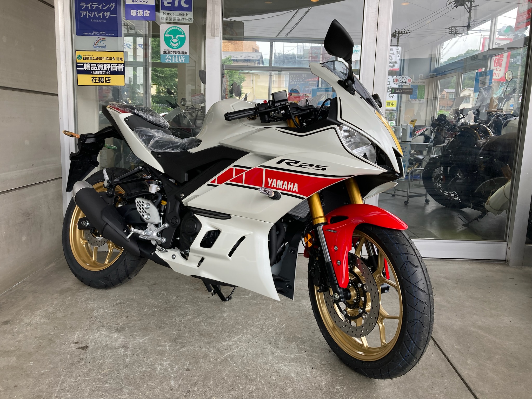 全国限定240台分の1台が入荷してます！『YZF-R25 WGP 60th Anniversary 』即納ですよ〜 | ティーズ社長公式ブログ  爽快日記 | T'sカフェ | 仙台のバイクショップ「ティーズ」